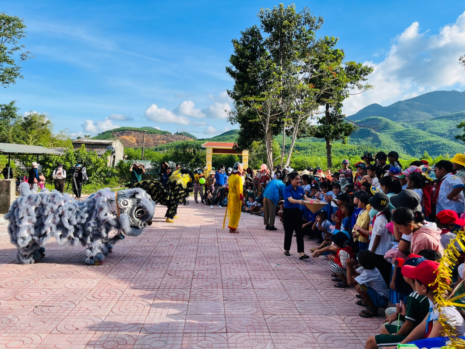 Đoàn thanh niên BSR tặng quà Trung thu cho các trẻ em khó khăn