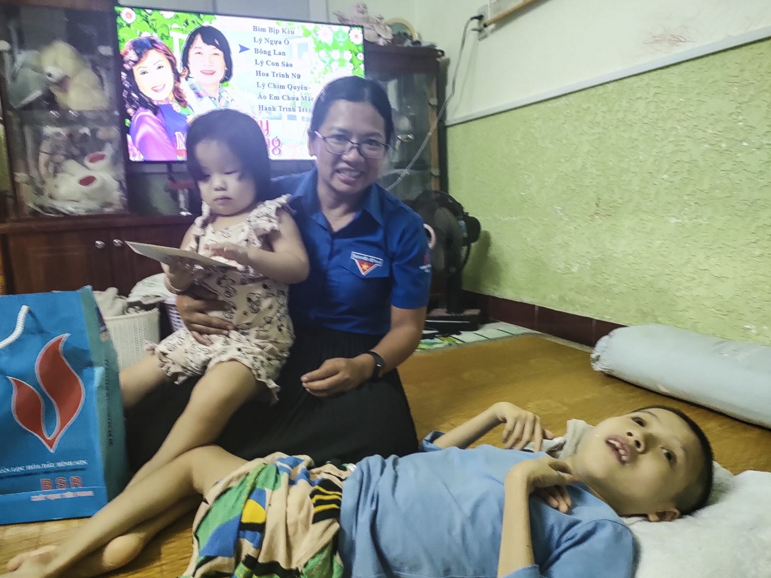 Đoàn thanh niên BSR tặng quà Trung thu cho các trẻ em khó khăn