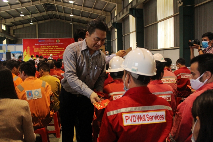 PV Drilling tổ chức Lễ phát động thi đua cao điểm giàn khoan PV DRILLING V và chúc Tết xuân Tân Sửu năm 2021 PV Drilling phát động thi đua cao điểm dự án đóng mới cụm thiết bị khoan (DES) và bảo dưỡng/tái khởi động giàn PV DRILLING V- chúc Tết NLĐ