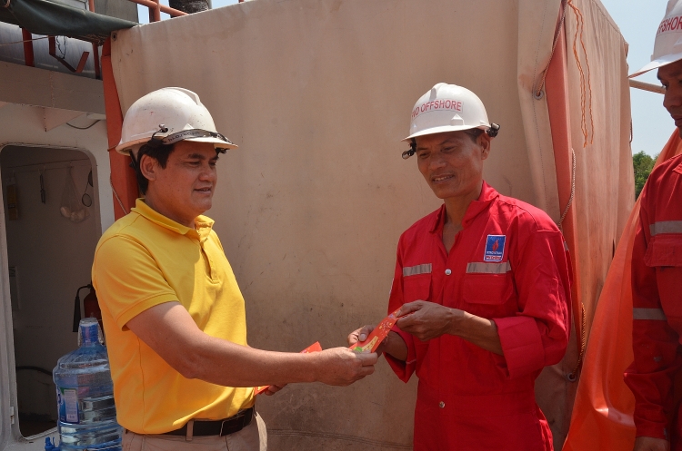 Công đoàn PV Drilling thăm và chúc tết đầu năm mới NLĐ - Thuyền viên trực tại kho cảng xăng dầu Petec Cái Mép tỉnh Bà Rịa – Vũng Tàu