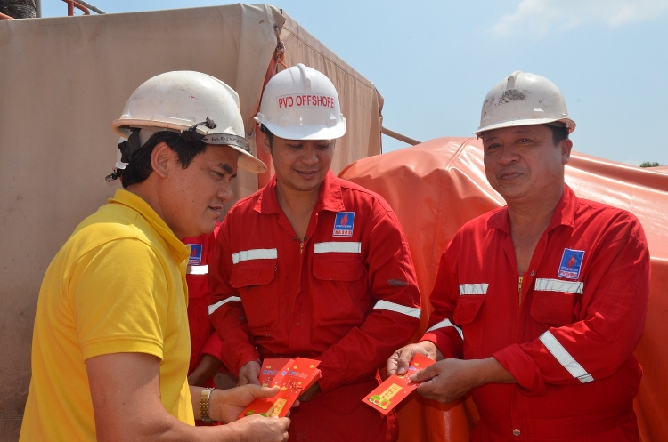 Công đoàn PV Drilling thăm và chúc tết đầu năm mới NLĐ - Thuyền viên trực tại kho cảng xăng dầu Petec Cái Mép tỉnh Bà Rịa – Vũng Tàu