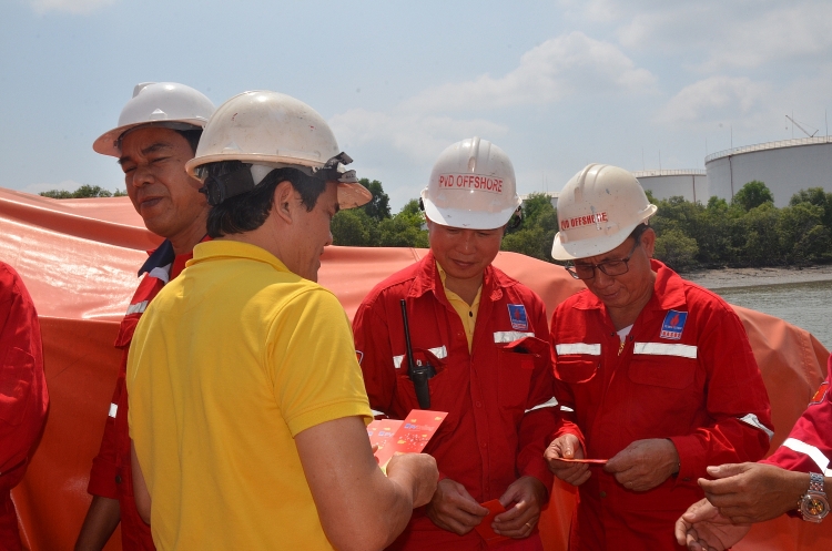 Công đoàn PV Drilling thăm và chúc tết đầu năm mới NLĐ - Thuyền viên trực tại kho cảng xăng dầu Petec Cái Mép tỉnh Bà Rịa – Vũng Tàu