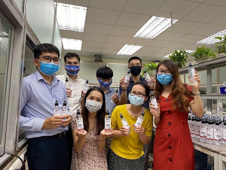 Đoàn Thanh niên Vietsovpetro pha chế dung dịch rửa tay sát khuẩn phòng chống dịch bệnh Covid-19 doan thanh nien vietsovpetro pha che dung dich rua tay sat khuan phong chong dich benh covid 19
