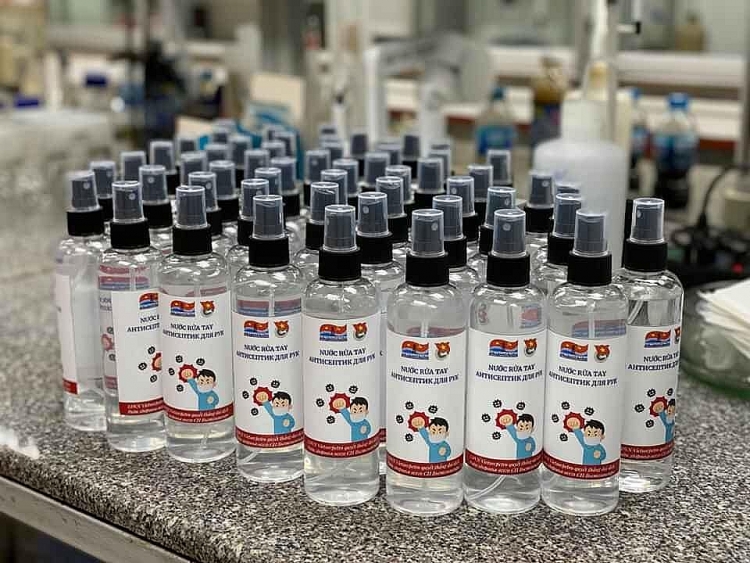 Đoàn Thanh niên Vietsovpetro pha chế dung dịch rửa tay sát khuẩn phòng chống dịch bệnh Covid-19 doan thanh nien vietsovpetro pha che dung dich rua tay sat khuan phong chong dich benh covid 19