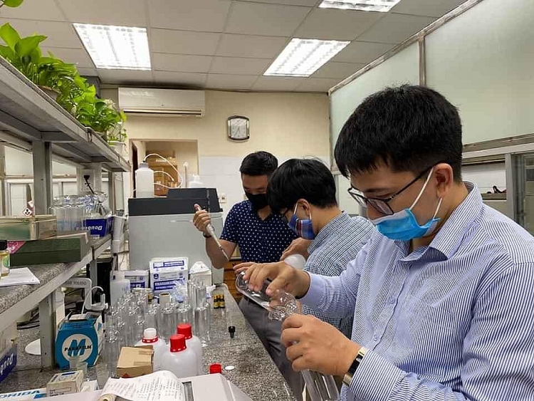 Đoàn Thanh niên Vietsovpetro pha chế dung dịch rửa tay sát khuẩn phòng chống dịch bệnh Covid-19 doan thanh nien vietsovpetro pha che dung dich rua tay sat khuan phong chong dich benh covid 19