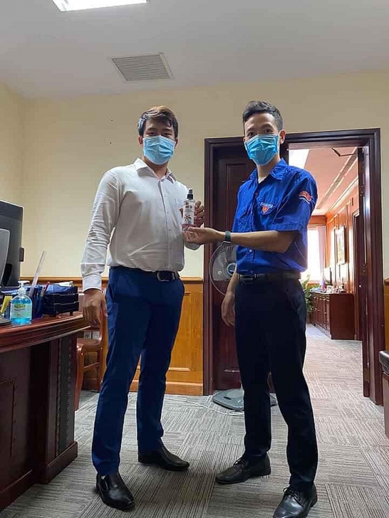 Đoàn Thanh niên Vietsovpetro pha chế dung dịch rửa tay sát khuẩn phòng chống dịch bệnh Covid-19 doan thanh nien vietsovpetro pha che dung dich rua tay sat khuan phong chong dich benh covid 19