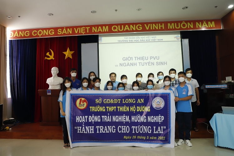 Gần 150 học sinh tham quan trải nghiệm thực tế tại trường Đại học Dầu khí Việt Nam