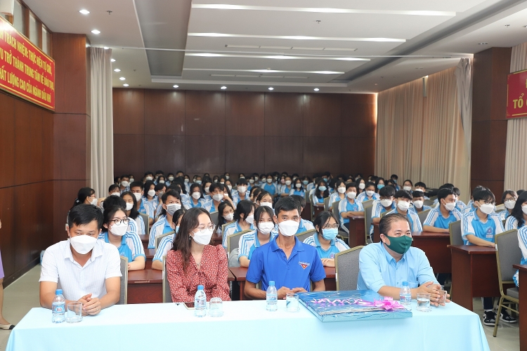 Gần 150 học sinh tham quan trải nghiệm thực tế tại trường Đại học Dầu khí Việt Nam