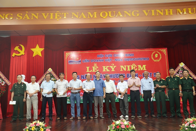 Vietsovpetro tổ chức Lễ kỷ niệm 75 năm ngày Thương binh – Liệt sĩ Vietsovpetro tổ chức Lễ kỷ niệm 75 năm ngày Thương binh – Liệt sĩ