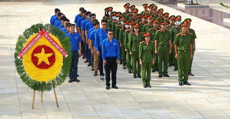 Kỷ niệm 75 năm ngày Thương binh Liệt sĩ: Cán bộ, chiến sĩ phòng cảnh sát PCCC&CNCH (PC-07) và Tuổi trẻ Xí nghiệp ĐVLGK đặt vòng hoa viếng Nghĩa trang Liệt sĩ Cán bộ chiến sĩ PC-07 và tuổi trẻ Xí nghiệp ĐVLGK viếng Nghĩa trang Liệt sĩ tỉnh Bà Rịa - Vũng Tàu