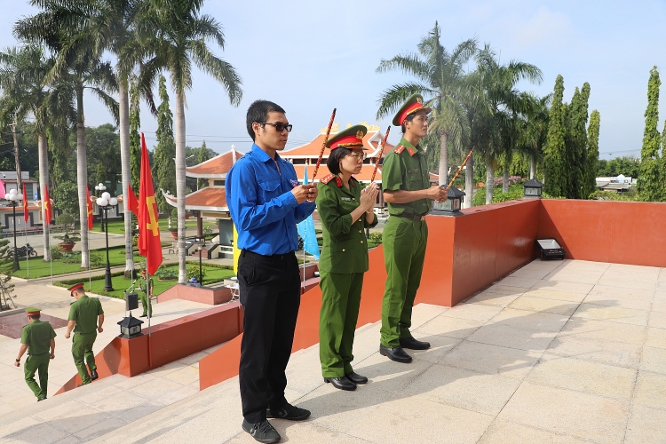 Kỷ niệm 75 năm ngày Thương binh Liệt sĩ:  Cán bộ, chiến sĩ phòng cảnh sát PCCC&CNCH (PC 07) và Tuổi trẻ Xí nghiệp ĐVLGK  đặt vòng hoa viếng Nghĩa trang Liệt sĩ