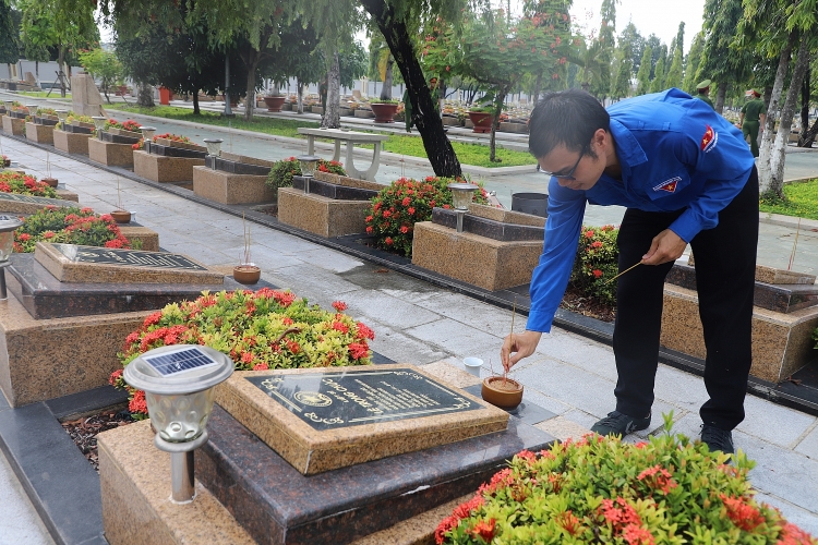 Kỷ niệm 75 năm ngày Thương binh Liệt sĩ: Cán bộ, chiến sĩ phòng cảnh sát PCCC&CNCH (PC-07) và Tuổi trẻ Xí nghiệp ĐVLGK đặt vòng hoa viếng Nghĩa trang Liệt sĩ Cán bộ chiến sĩ PC-07 và tuổi trẻ Xí nghiệp ĐVLGK viếng Nghĩa trang Liệt sĩ tỉnh Bà Rịa - Vũng Tàu