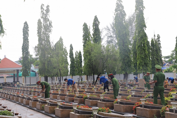 Cán bộ chiến sĩ PC-07 và tuổi trẻ Xí nghiệp ĐVLGK viếng Nghĩa trang Liệt sĩ tỉnh Bà Rịa - Vũng Tàu