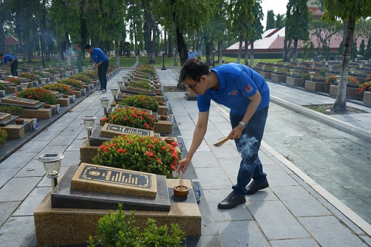 Cán bộ chiến sĩ PC-07 và tuổi trẻ Xí nghiệp ĐVLGK viếng Nghĩa trang Liệt sĩ tỉnh Bà Rịa - Vũng Tàu