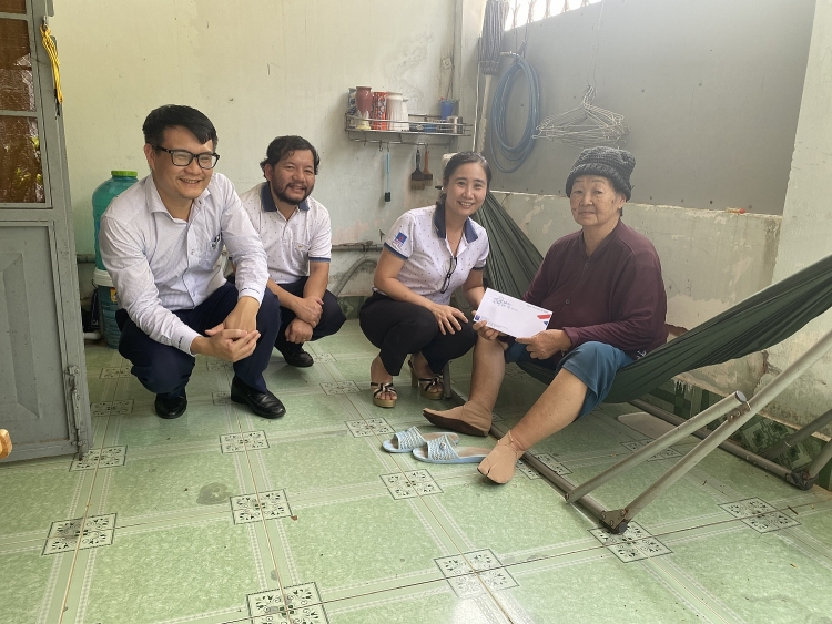 Trường Đại học Dầu khí Việt Nam thăm, tặng quà các gia đình chính sách nhân ngày Thương binh - Liệt sĩ