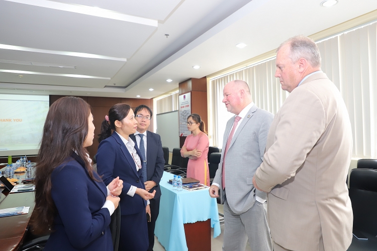 Trường Đại học Dầu khí Việt Nam ký Thỏa thuận hợp tác đào tạo Thạc sĩ với Trường Đại học New Mexico Tech (Hoa Kỳ) Trường Đại học Dầu khí Việt Nam ký Thỏa thuận hợp tác đào tạo Thạc sĩ với Học viện Mỏ và Công nghệ New Mexico (Mỹ)