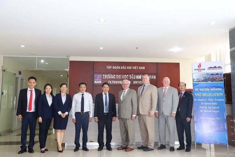 Trường Đại học Dầu khí Việt Nam ký Thỏa thuận hợp tác đào tạo Thạc sĩ với Trường Đại học New Mexico Tech (Hoa Kỳ) Trường Đại học Dầu khí Việt Nam ký Thỏa thuận hợp tác đào tạo Thạc sĩ với Học viện Mỏ và Công nghệ New Mexico (Mỹ)