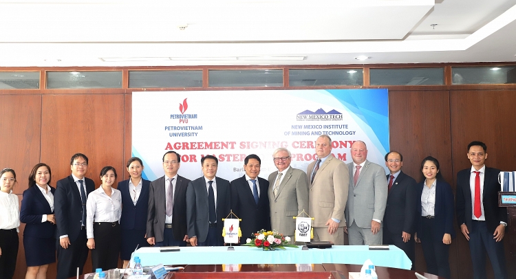 Trường Đại học Dầu khí Việt Nam ký Thỏa thuận hợp tác đào tạo Thạc sĩ với Trường Đại học New Mexico Tech (Hoa Kỳ) Trường Đại học Dầu khí Việt Nam ký Thỏa thuận hợp tác đào tạo Thạc sĩ với Học viện Mỏ và Công nghệ New Mexico (Mỹ)