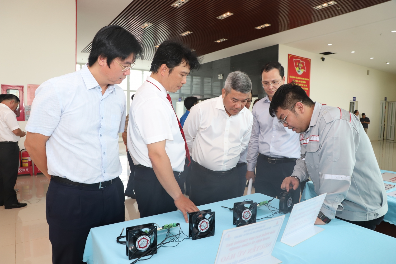 Các đại biểu tham quan sản phẩm đoạt giải tại Hội thi tay nghề Dầu khí Lần VII Các đại biểu tham quan sản phẩm đoạt giải tại Hội thi tay nghề Dầu khí Lần VII