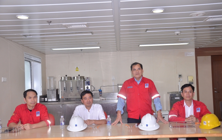 cd dkvn tham hoi dong vien va tang qua cbcnv gian pv drilling v