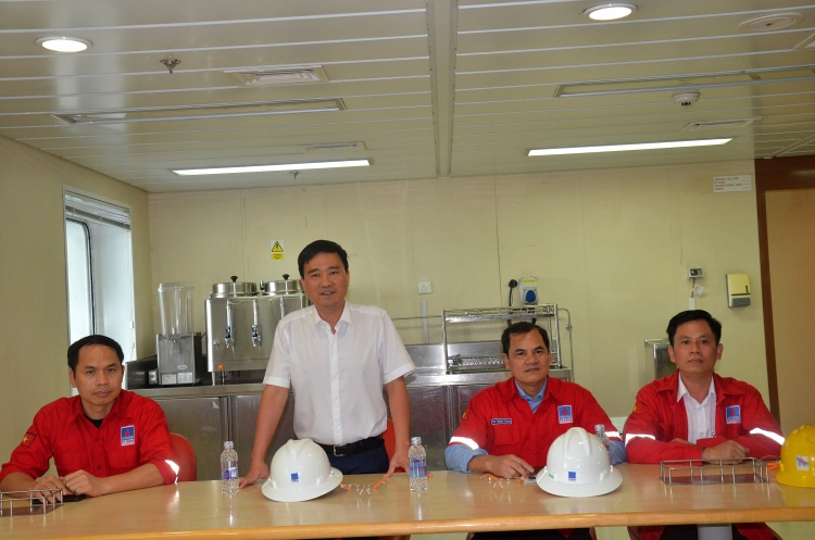 cd dkvn tham hoi dong vien va tang qua cbcnv gian pv drilling v