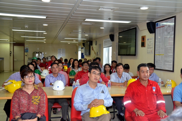 cd dkvn tham hoi dong vien va tang qua cbcnv gian pv drilling v