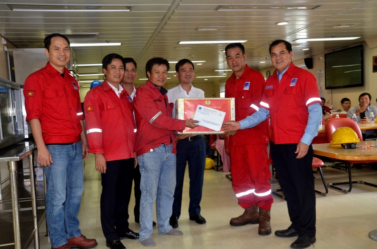 cd dkvn tham hoi dong vien va tang qua cbcnv gian pv drilling v
