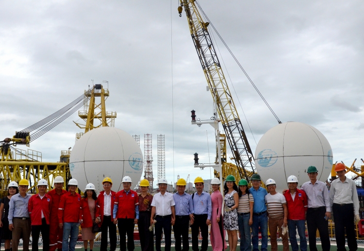 cd dkvn tham hoi dong vien va tang qua cbcnv gian pv drilling v