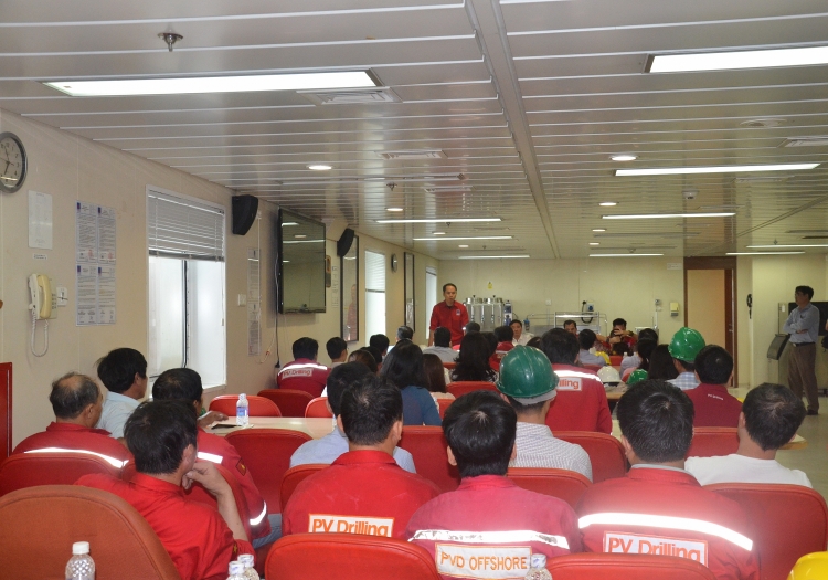 cd dkvn tham hoi dong vien va tang qua cbcnv gian pv drilling v