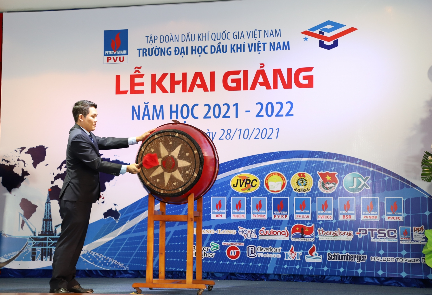 Hiệu trưởng PVU Phan Minh Quốc Bình thực hiện nghi thức đánh trống Khai giảng năm học 2021-2022