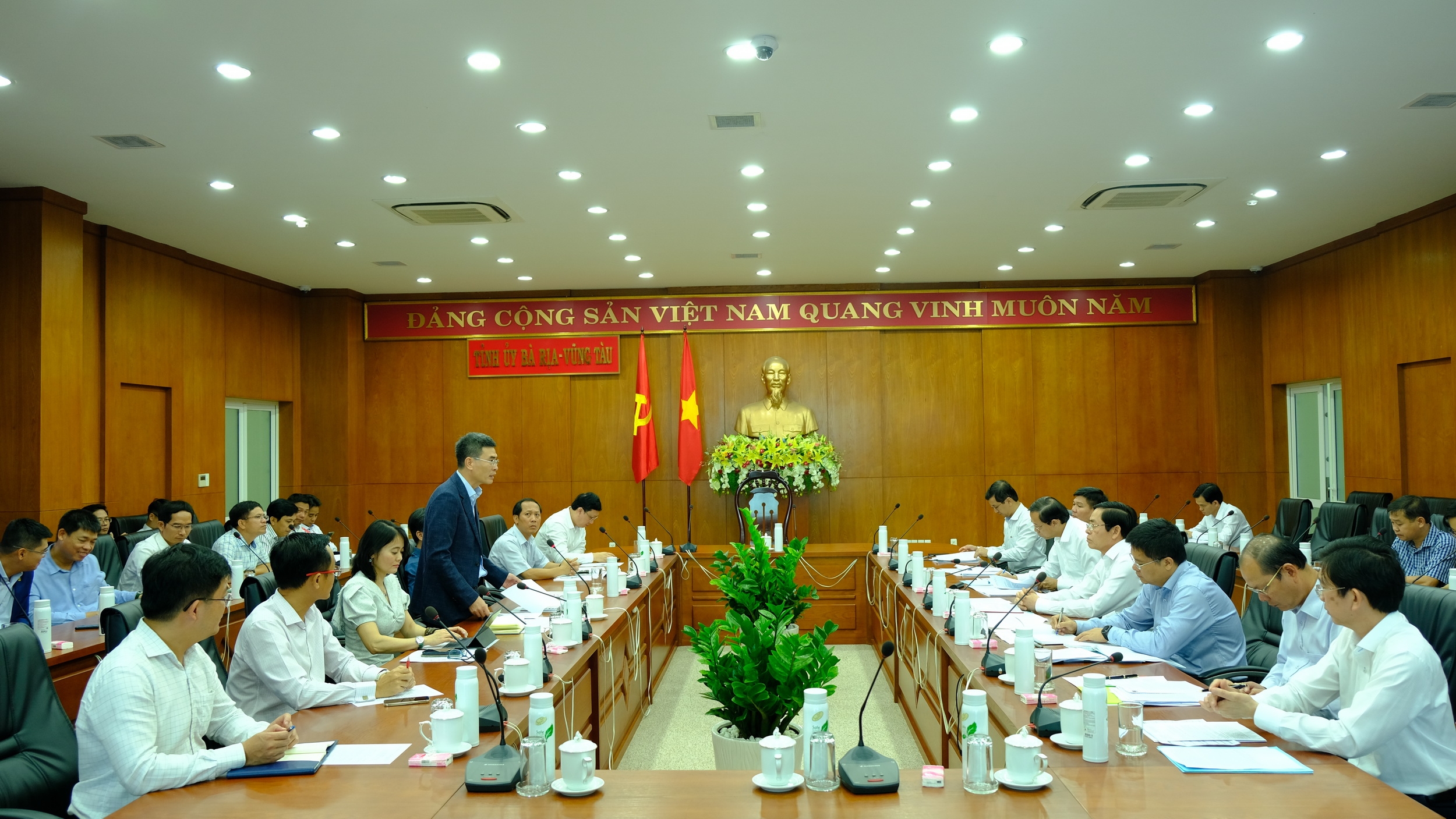 Quang cảnh cuộc họp