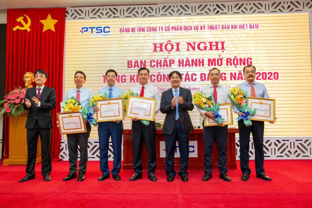rao tặng Giấy khen của Đảng ủy Tập đoàn Dầu khí Quốc gia Việt Nam cho 04 Đảng bộ hoàn thành xuất sắc nhiệm vụ năm 2020