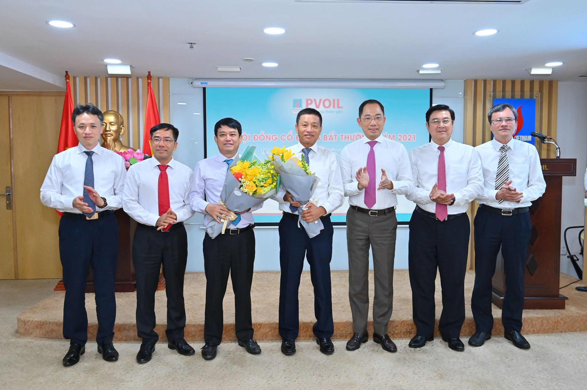 Ông Cao Hoài Dương – Chủ tịch HĐQT cùng tập thể HĐQT PVOIL chúc mừng ông Đoàn Văn Nhuộm và ông Nguyễn Mậu Dũng