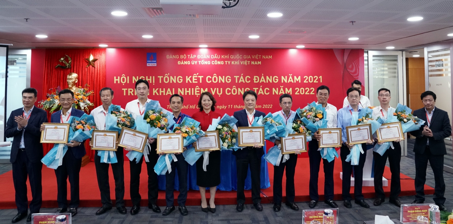 Ban Thường vụ Đảng ủy Tập đoàn khen thưởng 10 đảng viên đạt danh hiệu “Hoàn thành xuất sắc nhiệm vụ” 05 năm liền (2017-2021)