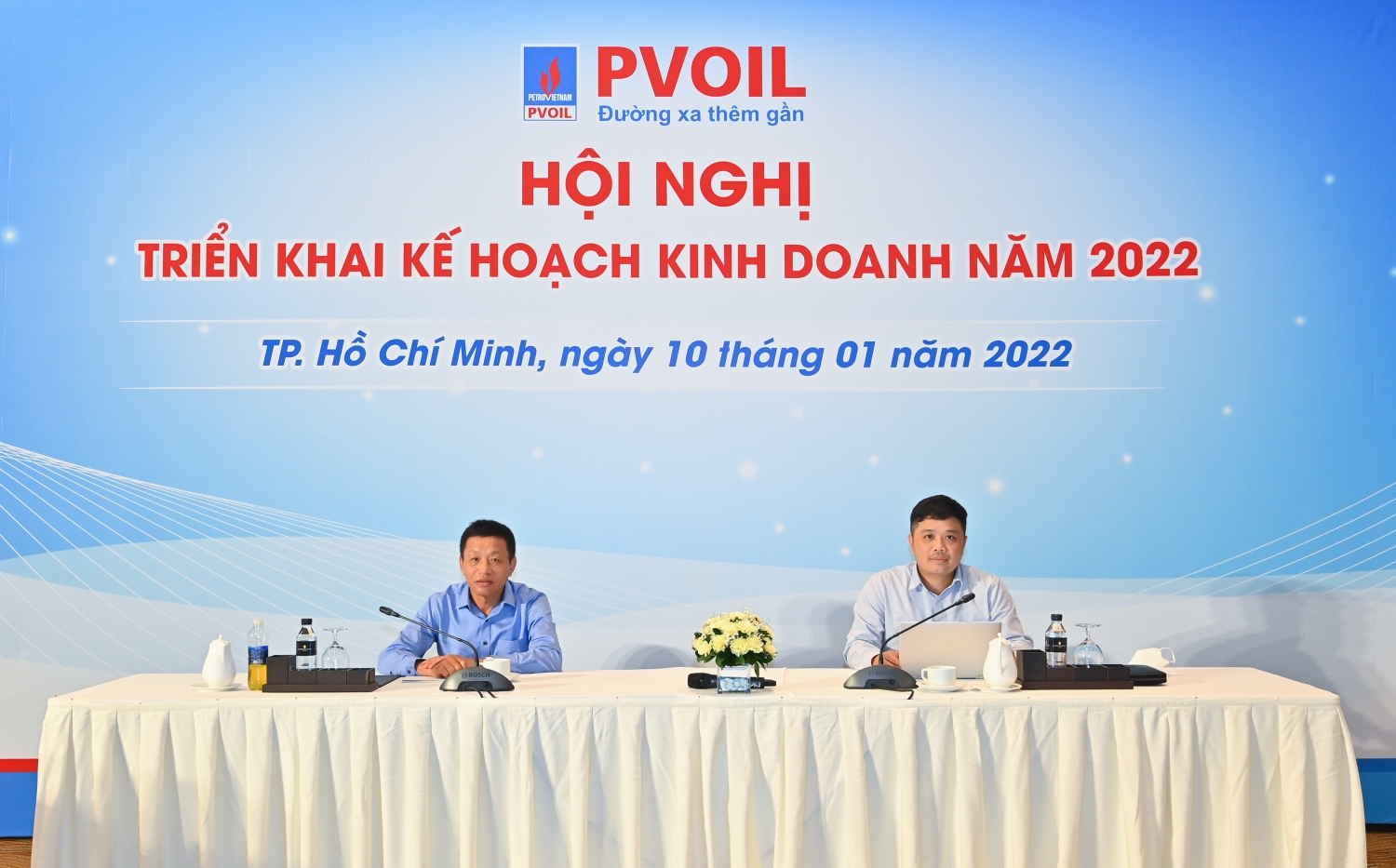 Ông Đoàn Văn Nhuộm – Tổng Giám đốc Tổng công ty (bên trái) và ông Nguyễn Đăng Trình – Phó Tổng Giám đốc Tổng công ty (bên phải) chủ trì Hội nghị