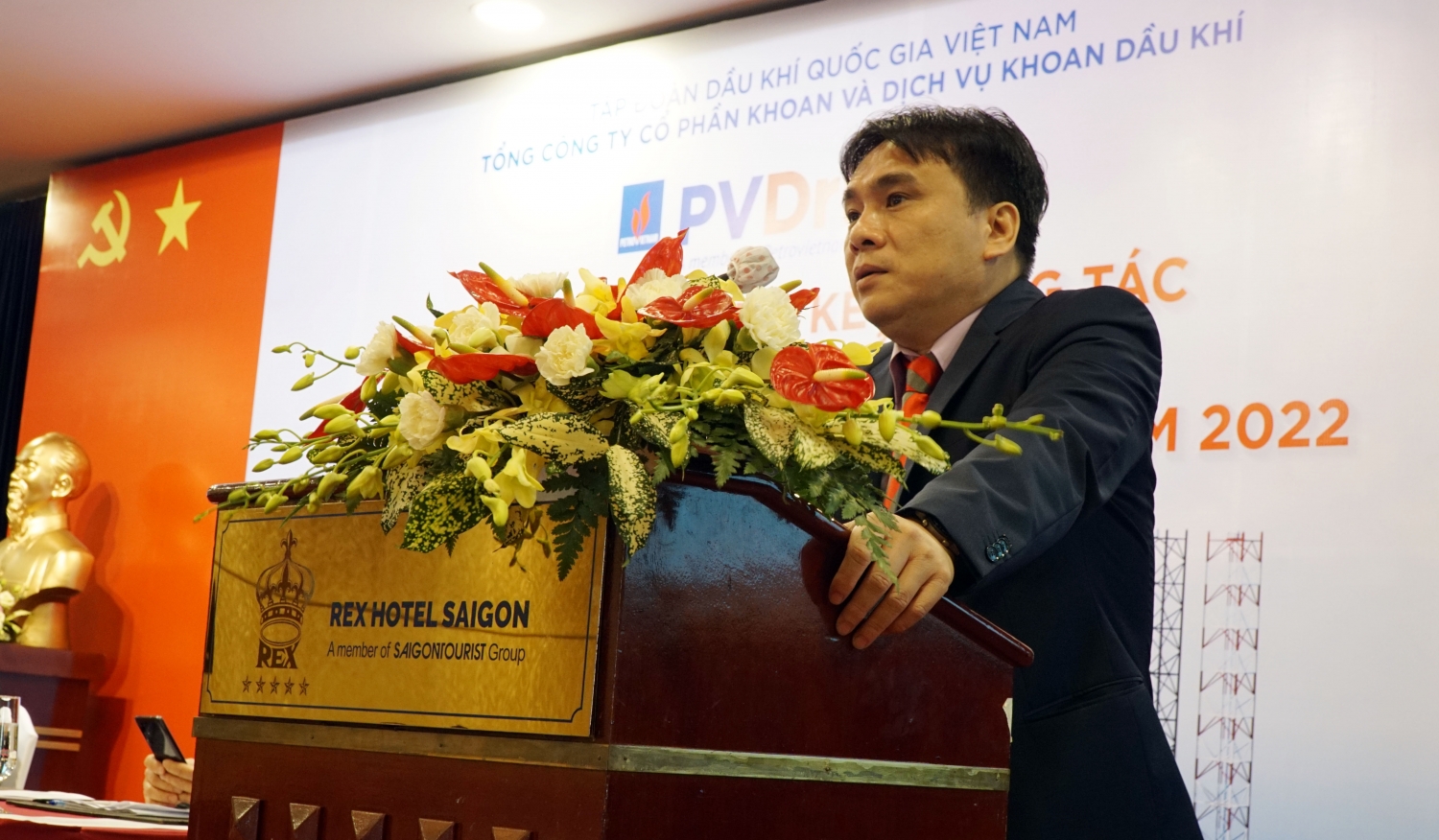 Bí thư Đảng ủy, Tổng giám đốc Nguyễn Xuân Cường báo cáo tại Hội nghị.