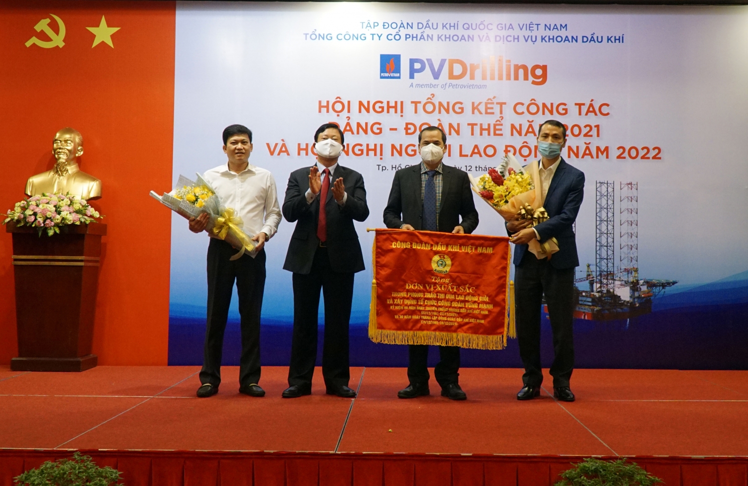 Chủ tịch Công đoàn PV Drilling Hồ Trọng Thoán nhận Bằng khen của CĐ DKVN.