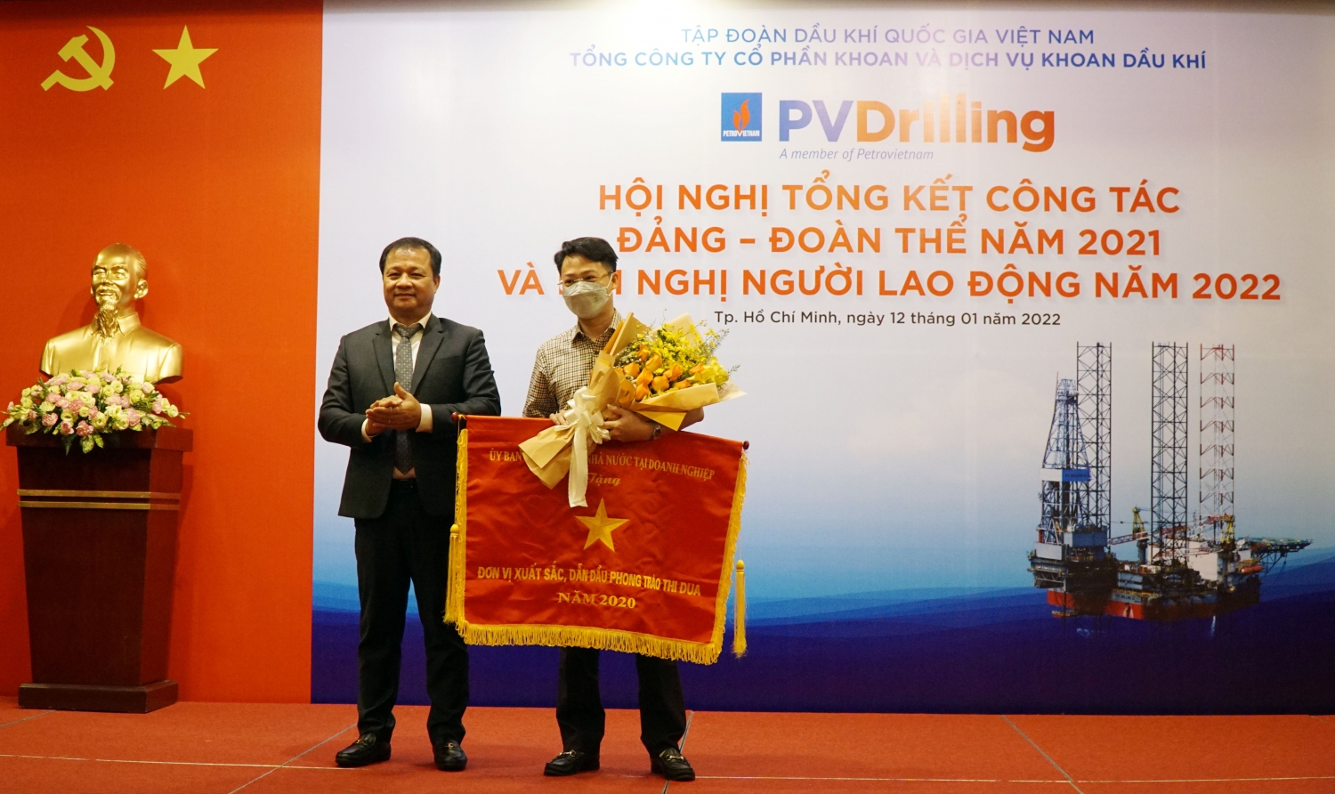 Chủ tịch HĐQT Mai Thế Toàn tặng Cờ thi đua của Ủy ban QLVNN cho PVD Offshore.
