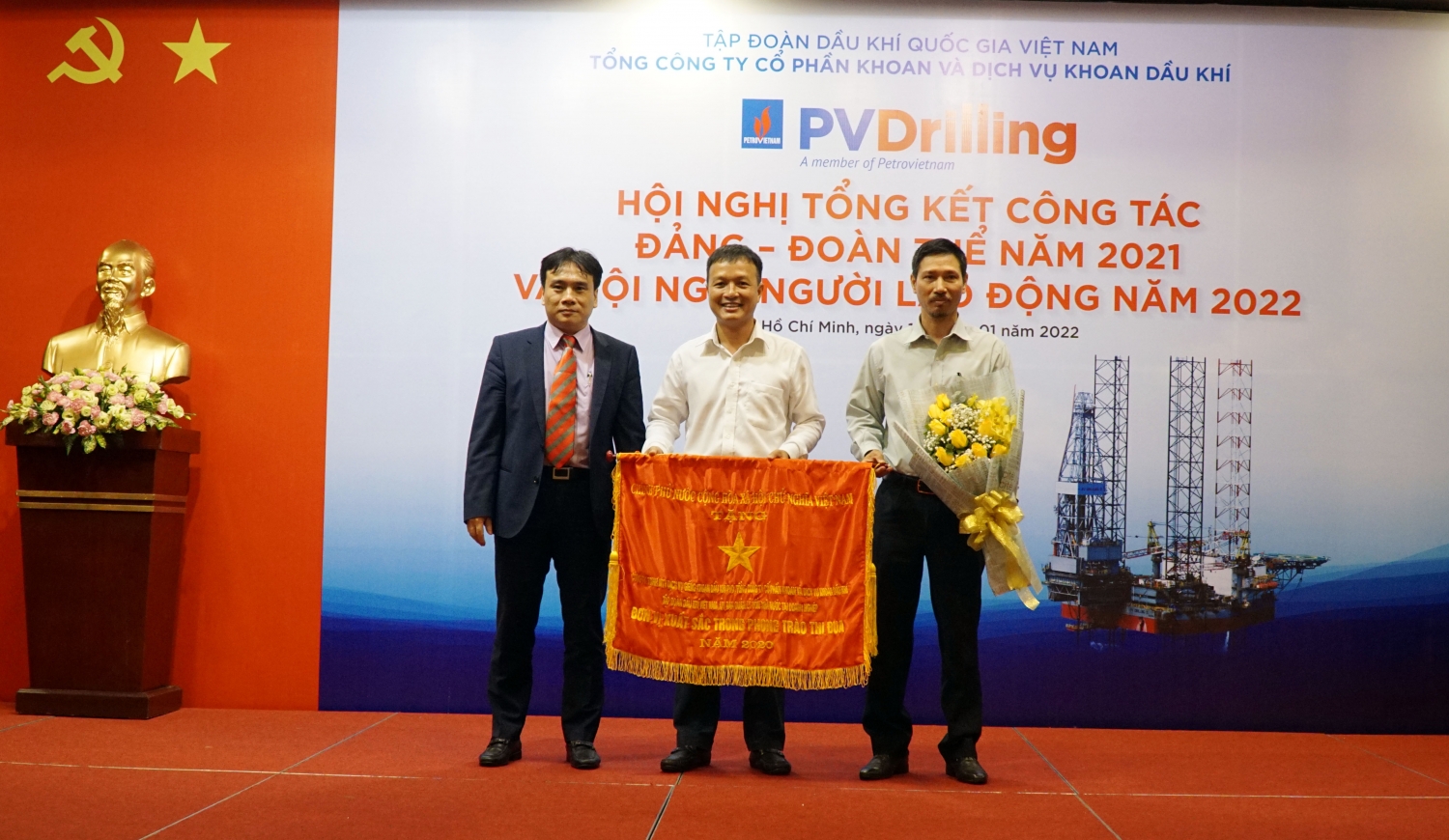 Tổng giám đốc Nguyễn Xuân Cường trao tặng Cờ thi đua cho PVD Well Services.