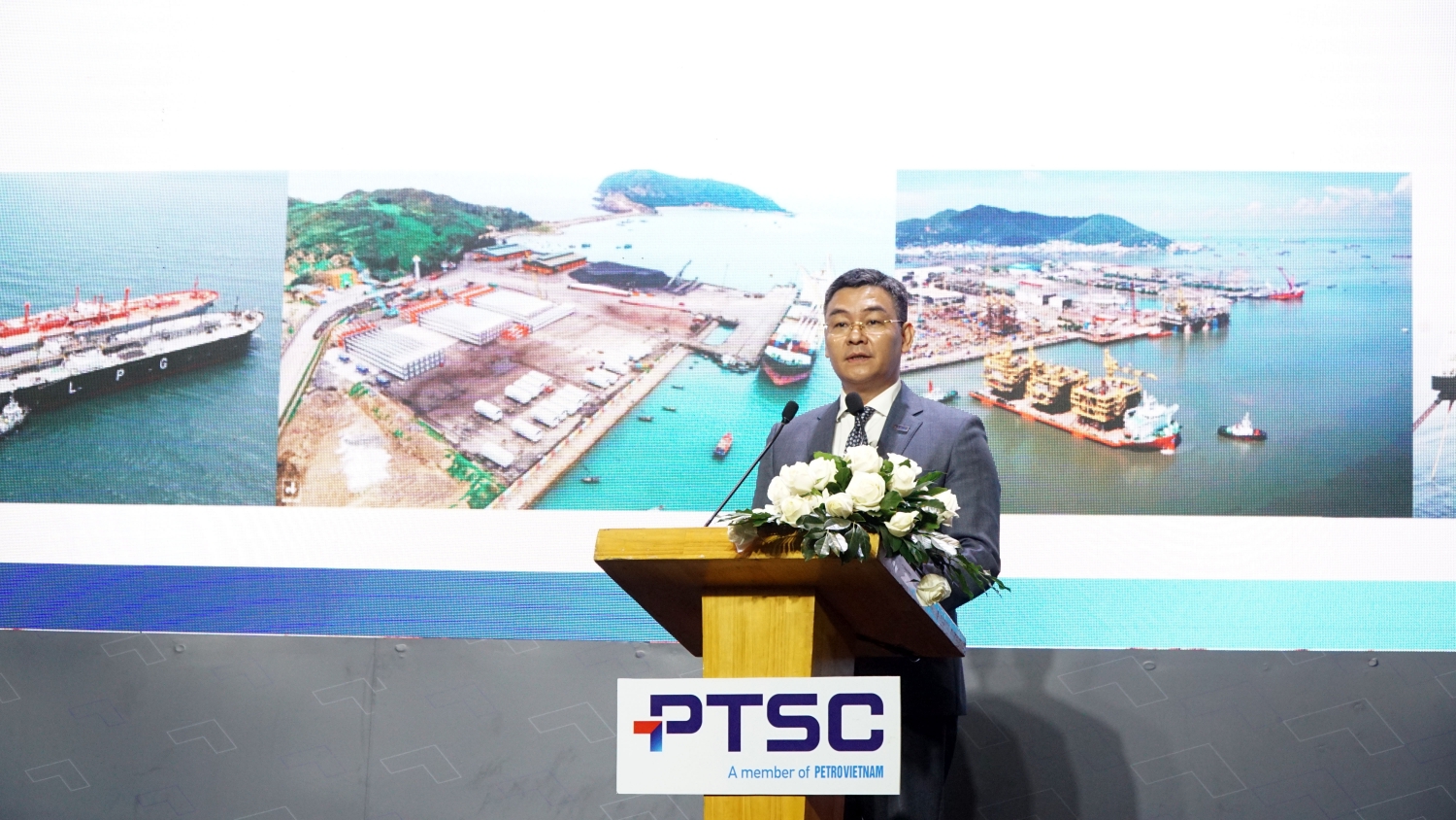 Đồng chí Lê Mạnh Cường – Phó Bí thư Đảng ủy, Tổng giám đốc PTSC đại diện người sử dụng lao động trình bày báo cáo tại Hội nghị