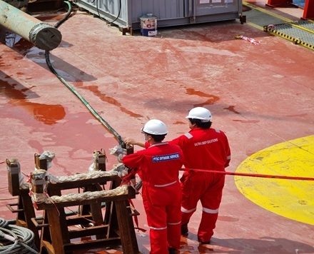 Người lao động POS đang cùng đối tác tại Thái Lan cẩu ống lên tàu DSV