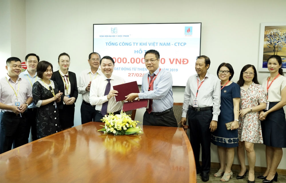 Đại diện PV GAS trao thỏa thuận tài trợ 1 tỷ đồng cho chương trình thiện nguyện của Bệnh viện Đại học Y Dược TP HCM