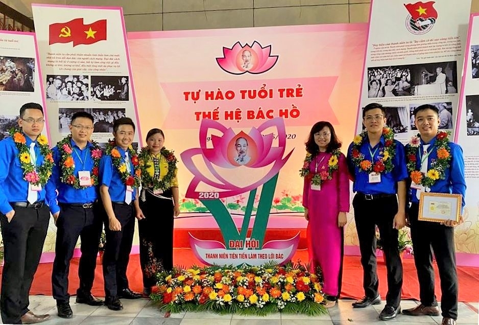 Đoàn viên Nguyễn Hữu Tiềm (ngoài cùng bên phải) được tuyên dương  tại Đại hội “Thanh niên tiên tiến toàn quốc làm theo lời Bác” lần thứ VI năm 2020