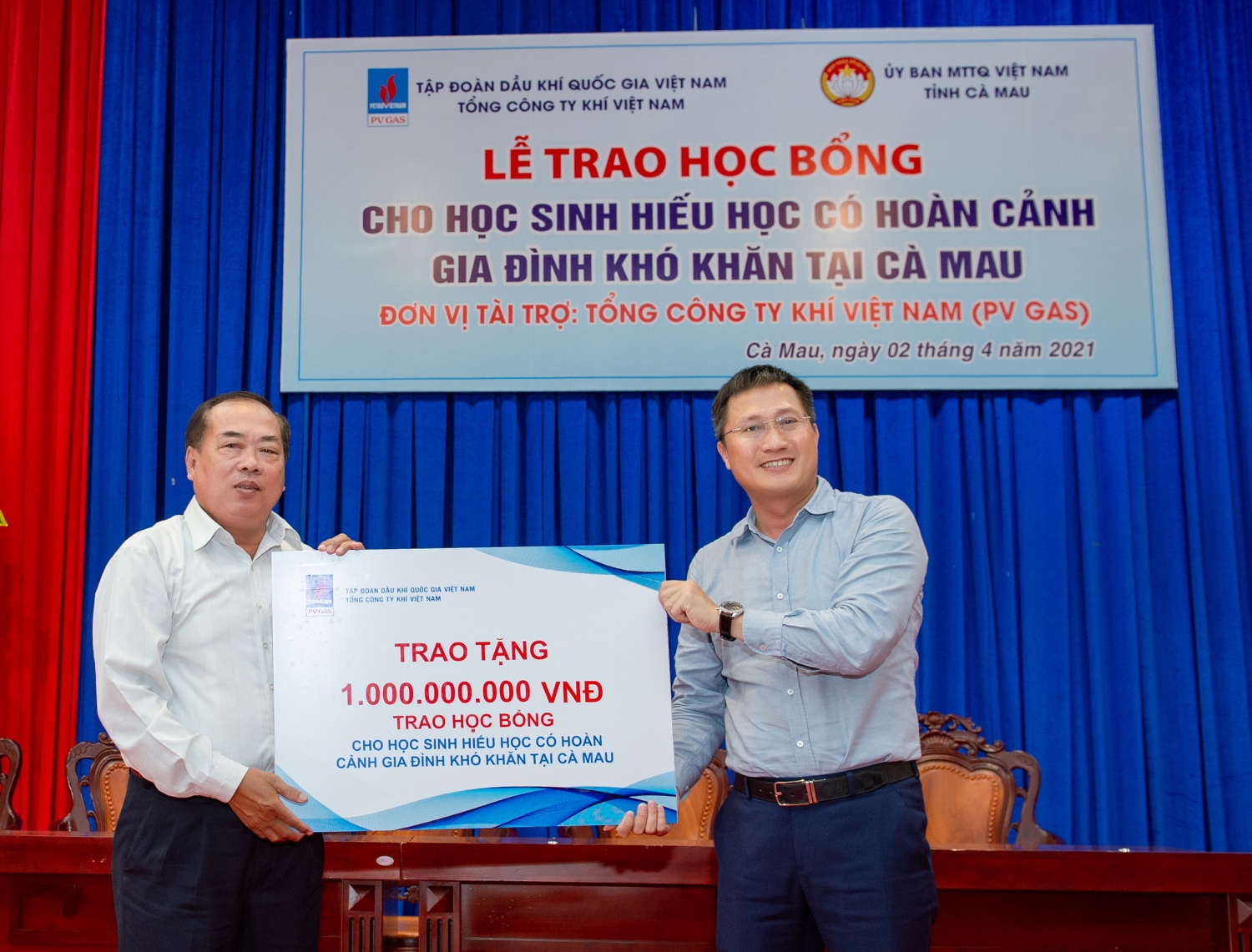 Đại diện PV GAS trao tặng chứng nhận trao 1 tỷ đồng học bổng học sinh vượt khó Cà Mau Đại diện PV GAS trao tặng chứng nhận trao 1 tỷ đồng học bổng học sinh vượt khó Cà Mau