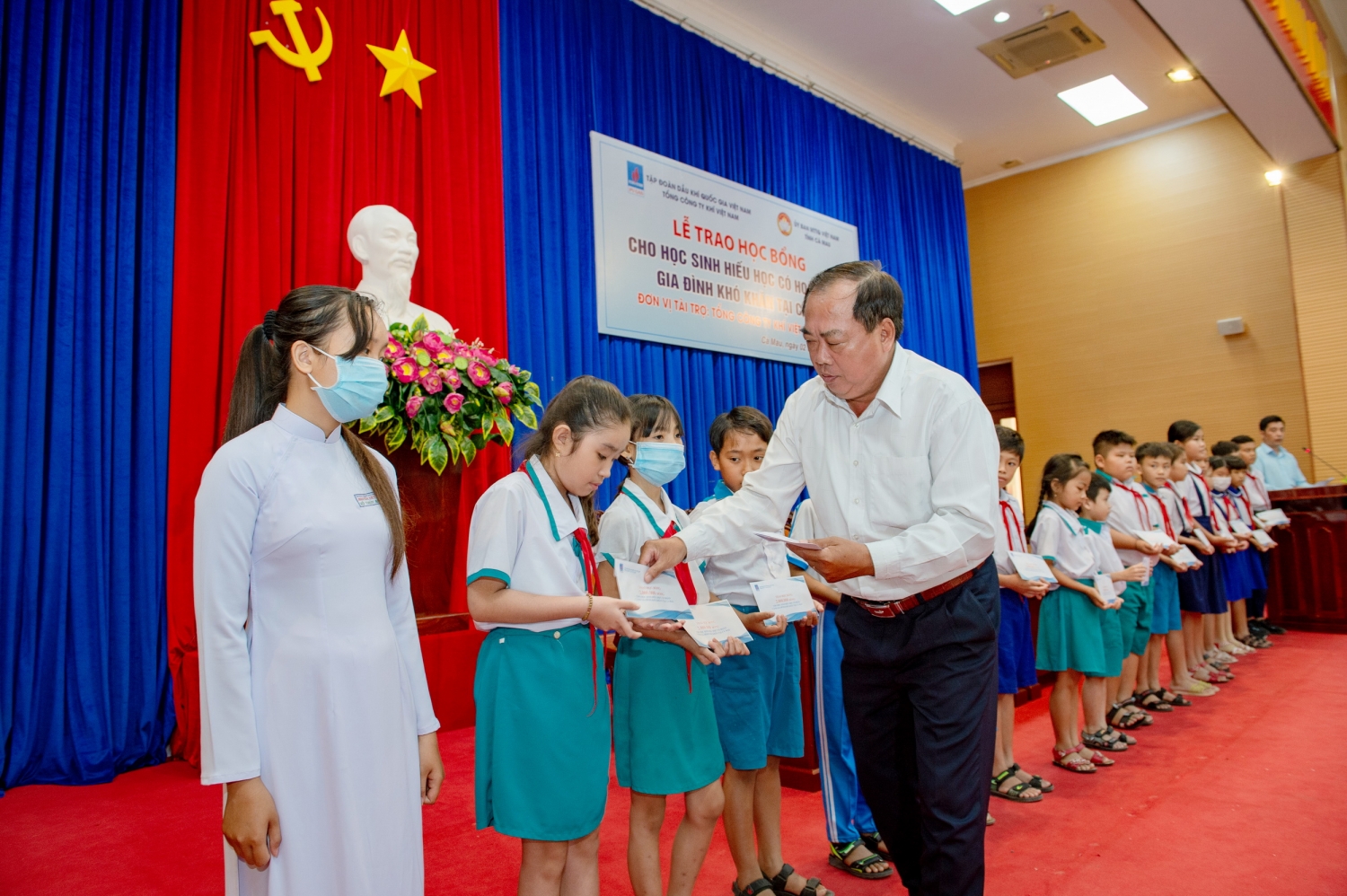 Đại diện lãnh đạo UBMTTQ tỉnh Cà Mau trao học bổng cho các em Đại diện lãnh đạo UBMTTQ tỉnh Cà Mau trao học bổng cho các em