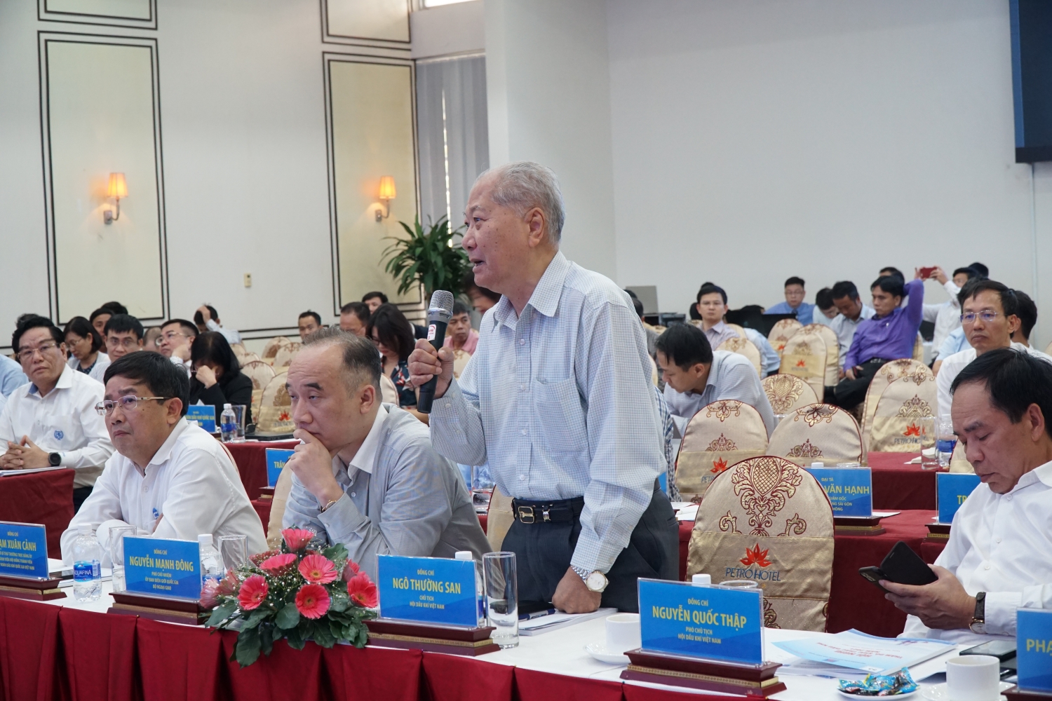 Chủ tịch Hội Dầu khí Việt Nam Ngô Thường San đóng góp ý kiến tại Hội nghị