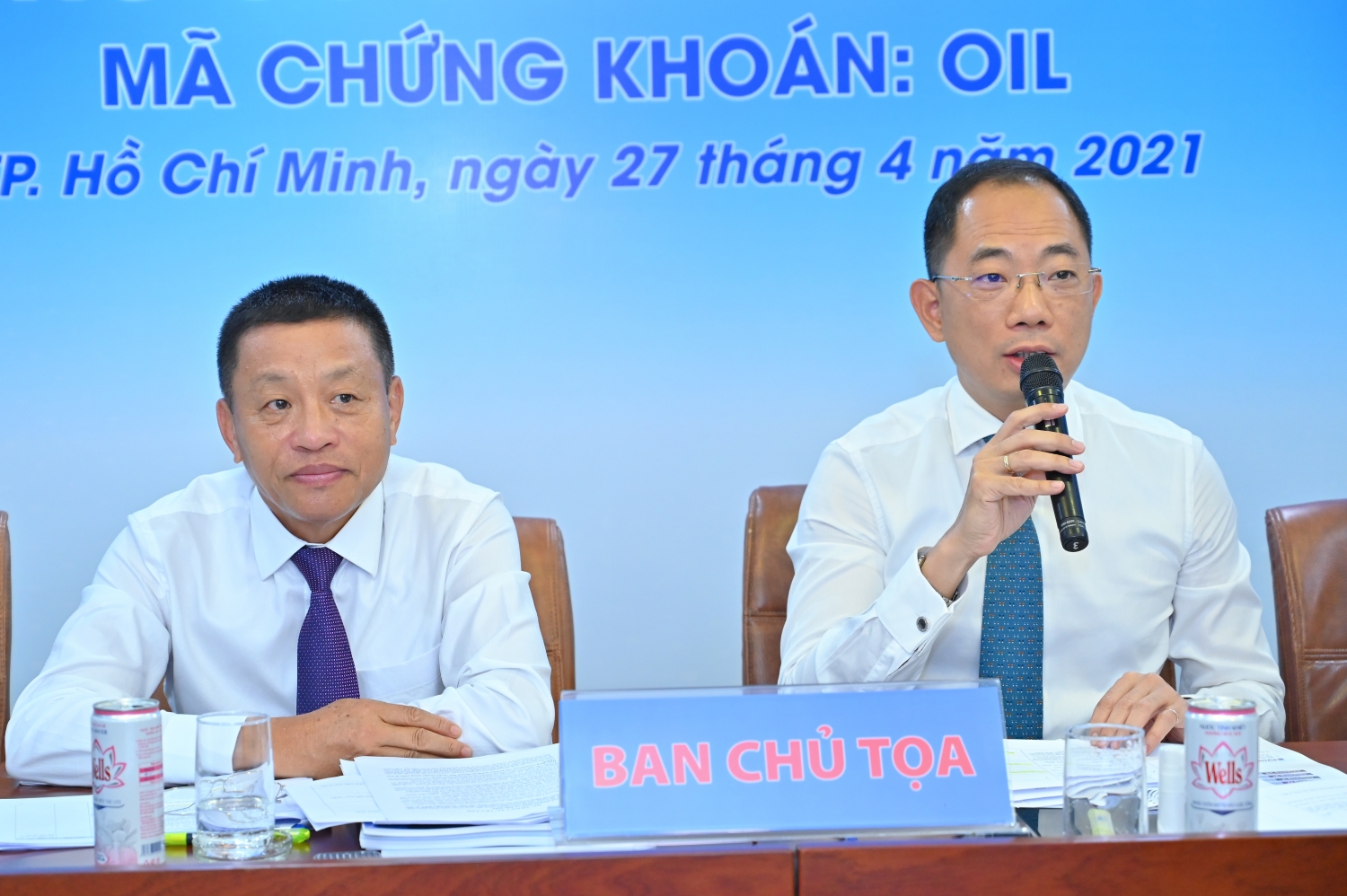 Ông Cao Hoài Dương – Chủ tịch HĐQT PVOIL (phải) và ông Đoàn Văn Nhuộm – Tổng Giám đốc PVOIL (trái) trả lời ý kiến của cổ đông