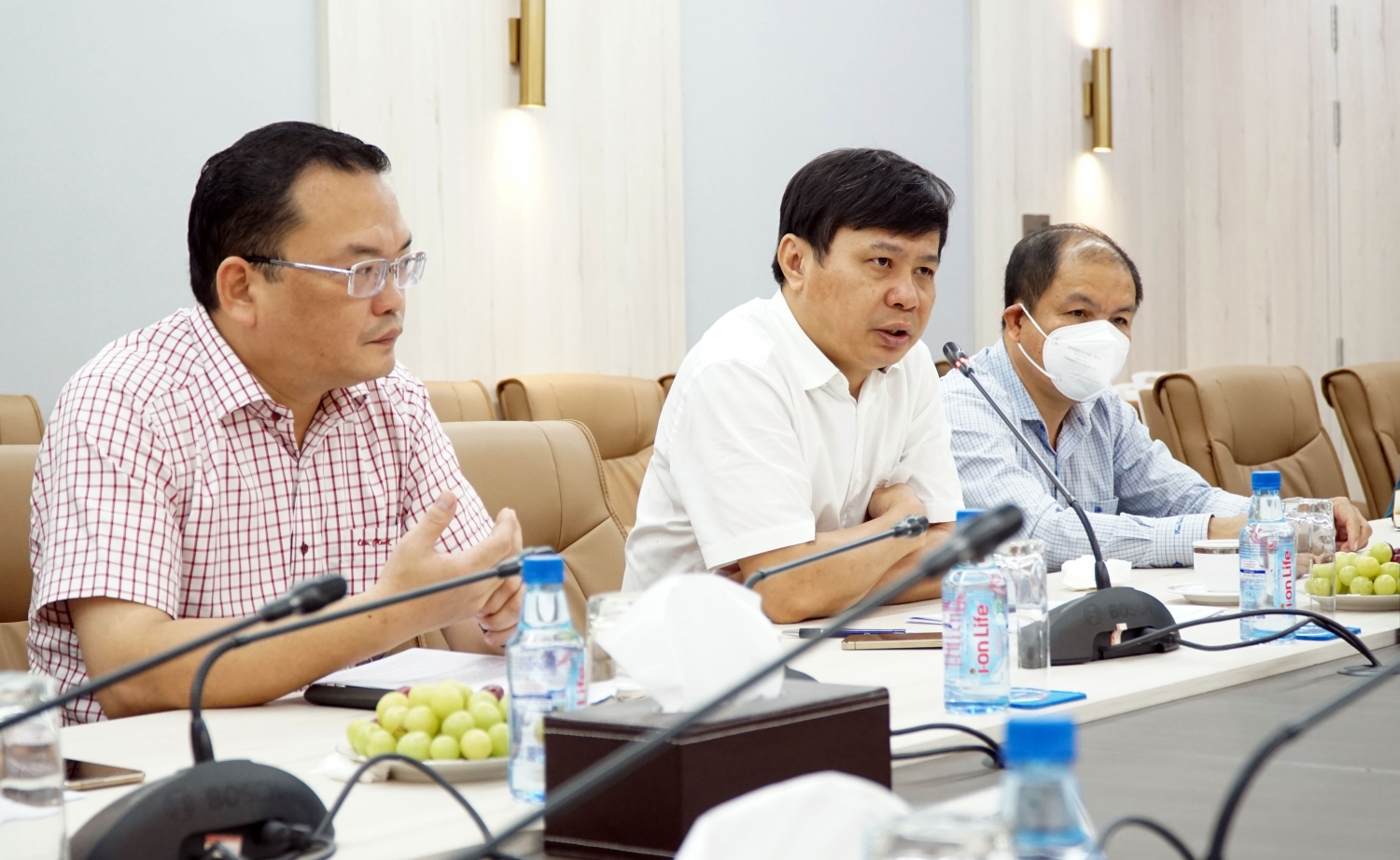 Đồng chí Phạm Việt Anh - Bí thư Đảng ủy, Chủ tịch HĐQT PVTrans báo cáo tại buổi làm việc