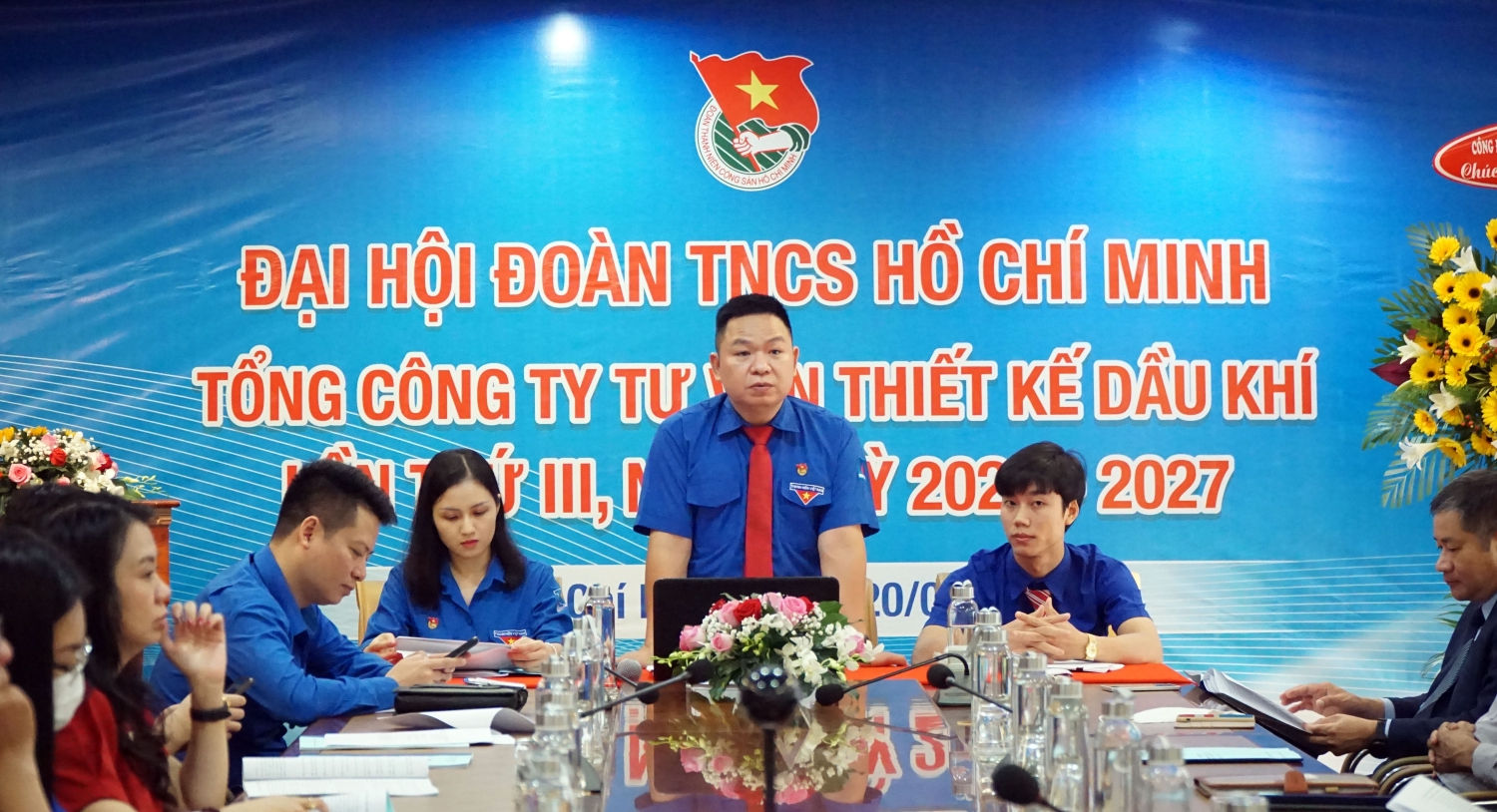 Đồng chí Đinh Tung Hoành - Bí thư Đoàn PVE báo cáo tại Đại hội