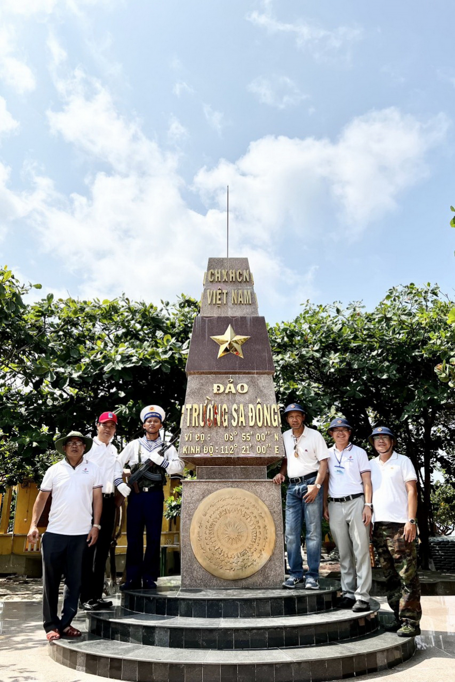Đoàn công tác PV GAS chụp hình lưu niệm tại cột mốc đảo Trường Sa Đông